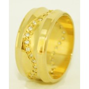 Aliança em Ouro Amarelo 18K Personalizado com 60 brilhantes na feminina.